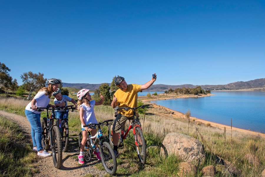 A family cycling along Lake Jindabyne Trail