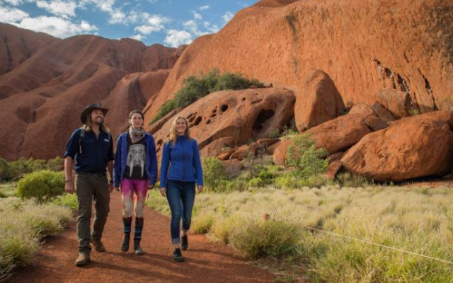 Things to see and do kings canyon red centre walks