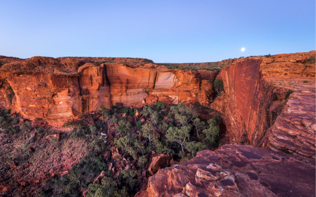 Things to see and do kings canyon red centre rim walk