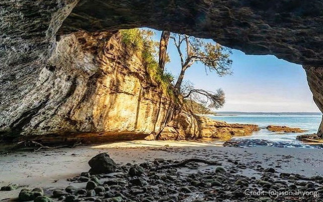 Unmissable bays in nsw murrays cave