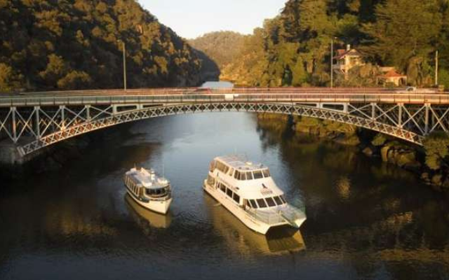Tasmania travel itinerary launceston tamar river cruise